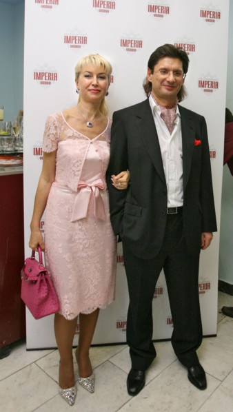 Moscow, russia, november 26, 2006, lukoil vice president leonid fedun and his spouse pose for the press after the golden gramophone (zolotoi grammofon) music awards ceremony in the state kremlin palac...