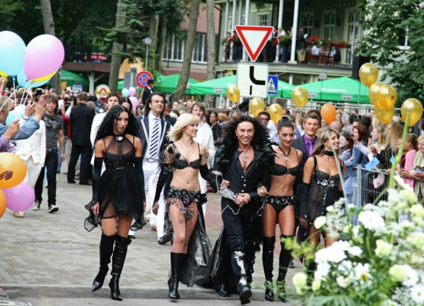 Crooner valery leontiev, centre, arrived for the opening of the international contest for young pop singers, new wave (novaya volna) 2007, in the baltic resort town of jurmala, latvia, july 26, 2007.