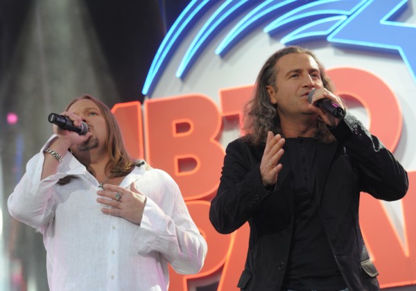 Singers vladimir presnyakov (l) and leonid agutin perform at the concert marking the 15th anniversary of the avtoradio radio station in vasilyevsky spusk off red square, moscow, russia, may 31, 2008.