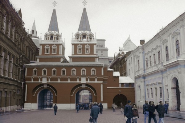 Resurrection (voskresenskiye) gate, also called iberian gate, with the small iverskaya (iberian) chapel in front of it, is a replica built in the 1990s, this is the only existing gate of the kitai-gor...
