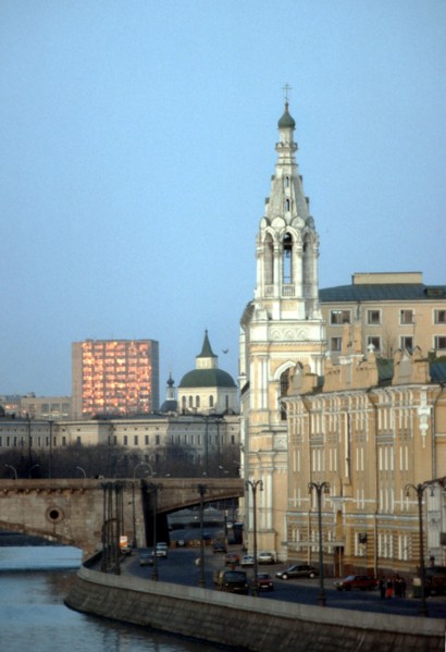 Sofiyskaya embankment and moscow river, moscow, russia, 1/93.