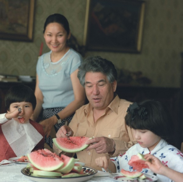 Famous kirghiz writer chinghiz aitmatov with his family: wife maria, daughter shirin, 8, and son eldar, 6, september 1985.