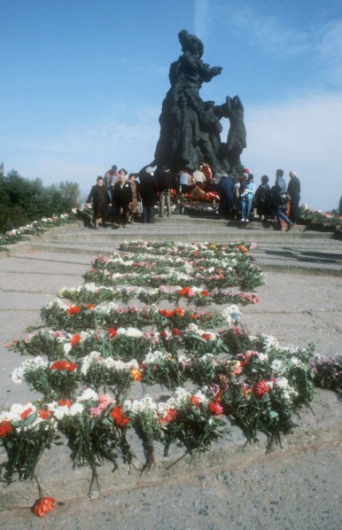 Monument at babiy yar (babi yar) to victims of fascism, september 30, 1990, day of memory, kiev, ukraine.