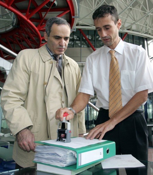 Former russian world chess champion garry kasparov (l) brings files for a request by russian communist and yabloko parties against a russian violation of 3 articles of the human rights convention in t...