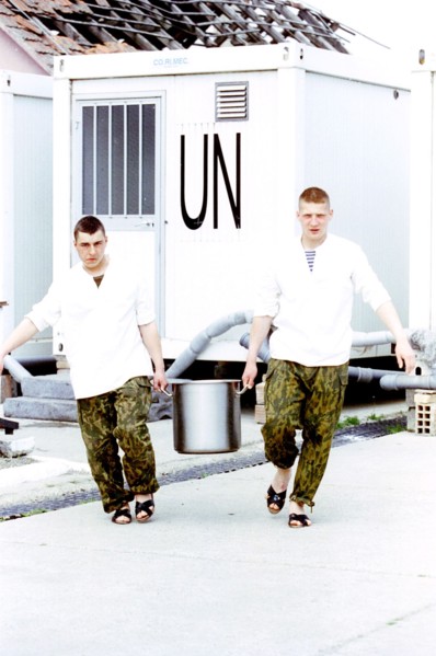 Russian paratroopers carrying a saucepan with soup from the uno, croatia, 1997, the russian peace-keeping batallion in klisa will be the last united nations forces to be withdrawn from croatia.