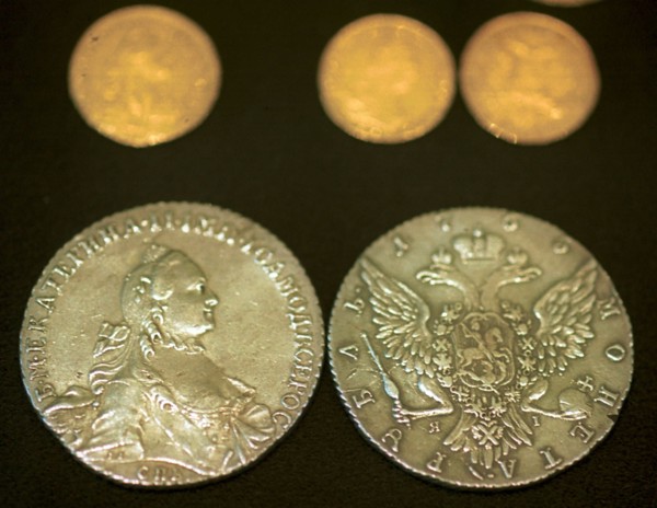 Moscow,russia, july 17 2000, picture shows some precious gold coins of the time of catherine the great that were shown to jouranlists during a press conference at the state vault , the precious metals...