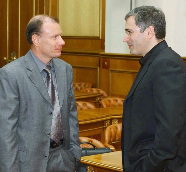 President of the interross holding company vladimir potanin (l) and chairman of the management board of yukos oil company mikhail khodorkovsky attending the meeting of the council on entrepreneurship ...