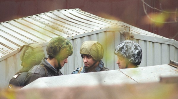 Moscow, russia, october 25 2002: men of special task forces near garages in melnikov street where hundreds of hostages are being held by chechen terrorists at the dubrovka theatrical centre, on thursd...