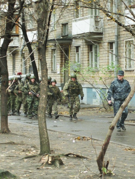 Moscow, russia, october 25 2002; men of special task forces in melnikov street where hostages are being held by chechen terrorists at the dubrovka theatrical centre, on thursday.