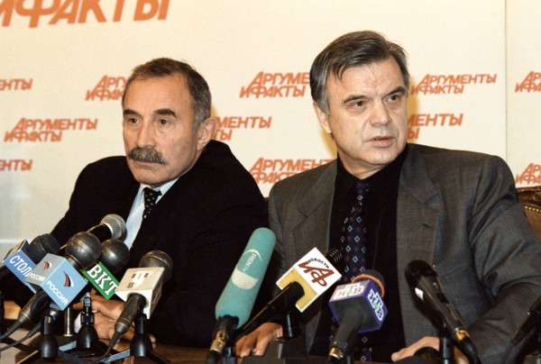 Moscow, russia, october 25, 2002: aslanbek aslakhanov (l) , a state duma deputy from chechnya and a famous representative of the chechen community in moscow ruslan khasbulatov (r) pictured during a ne...