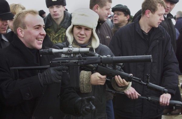 Moscow region, russia, november 15 2002: visitors to the exhibition familiarizing themselves with new samples of modern small arms of foreign and home production at a shooting ground in balashikha nea...