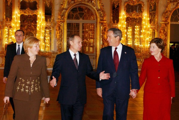 Leningrad region, russia, november 22 2002: president of russia vladimir putin (2nd l) and president of the usa george bush (2nd r) and their wives lyudmila (l) and laura (r) in one of the halls of th...