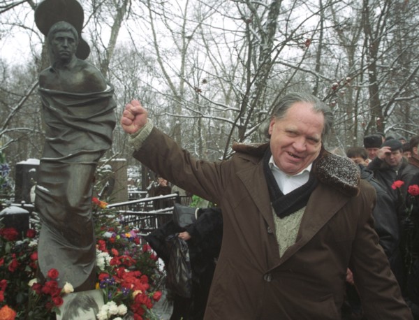 Moscow,russia, january 25 2003: poet limary semyonov reads his verse in front of the grave of russian actor and singer-songwriter vladimir vysotsky on january 25, the day of his 65th birth anniversary...