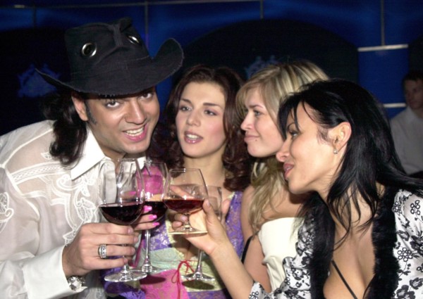 Moscow, russia, april 25 2003, popular singer filipp kirkorov (l) and anna sedakova (l-r), vera brezhneva and nadezhda granovskaya of the via gra group at yesterday's presentation of new album titled ...
