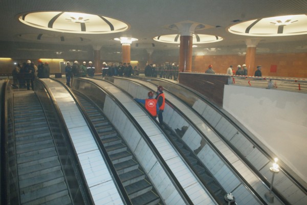 Park pobedy (victory park) metro station on the arbatsko-pokrovskaya line with the longest escalator in the moscow subway system (125m), moscow, russia, april 2003.
