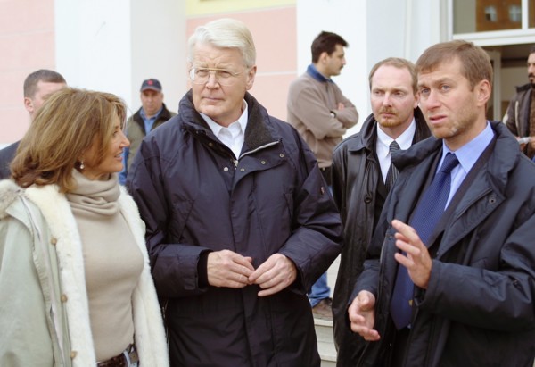 Governor of chukotka autonomous district roman abramovich (right), president of iceland ragnar grimsson (center) and president's wife dorrit musaeff (left) visiting newly-built houses in anadyr, augus...