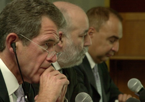 Chief executive of british petroleum (bp) lord john browne, ceo of the tyumen oil company (tnk) viktor vekselberg and president of access industries leonard blavatnik (l-r) take part in a press confer...