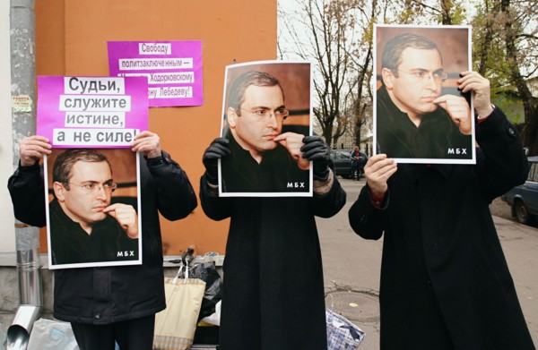 Participants in a demonstration in support of former head of yukos oil company mikhail khodorkovsky held in front of the meshchansky court house in moscow, khodorkovsky is charged with fraud and tax a...