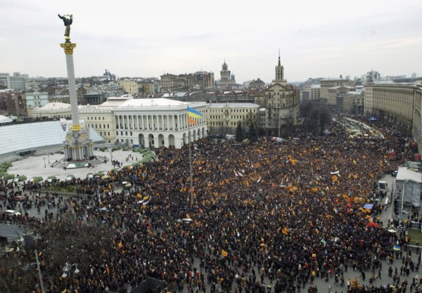 Ukraine election crisis 2004, supporters of ukraine's opposition presidential candidate viktor yushchenko took part in a rally in kiev's independence square, november 23, 2004, ukraine.