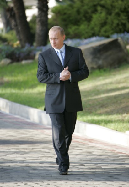 Russian president vladimir putin prepares to welcome jordan's king abdullah ll in his bocharov ruchei residence on the black sea coast, sochi, russia, august 18 2005.
