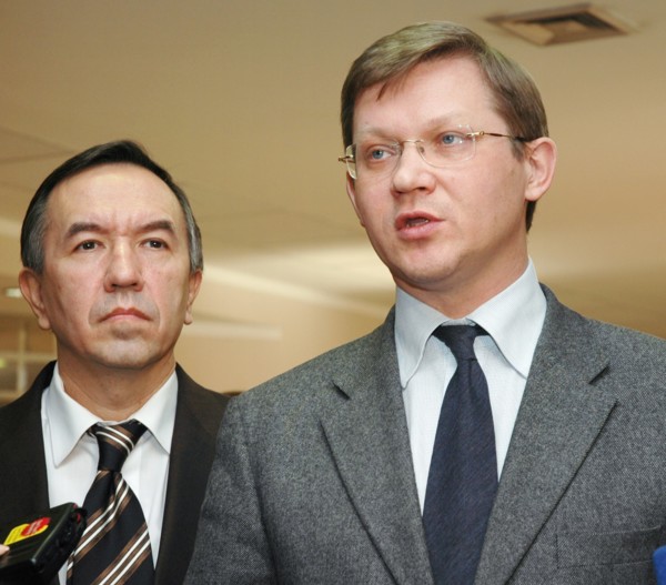 Leaders of the republican party of russia (rpr) vladimir ryzhkov (r) and vladimir lysenko answer reporters' questions after a session of russia's supreme court, the republican party of russia has been...