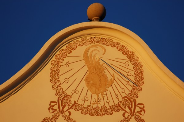 Sundial in a facade, Modernist house
