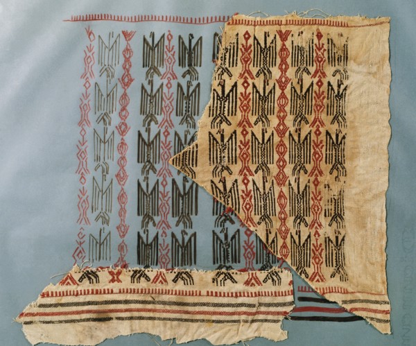 Hispano-Arabic. Piece of tissue with eagles. 12th-13th c. Linen and silk. From Collegiate of St. Vicenc de Roda de Ribagorca.