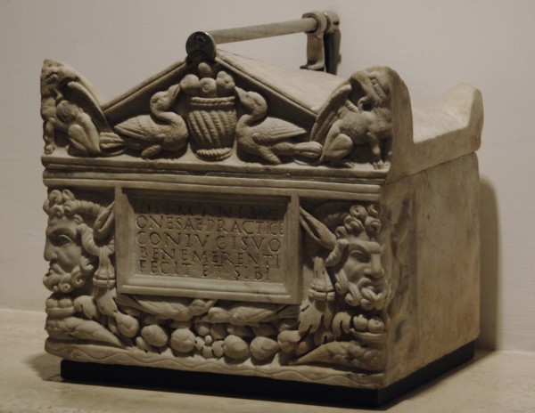 Funeral urn of two slaves.