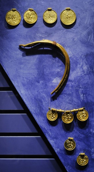 4 bracteates.