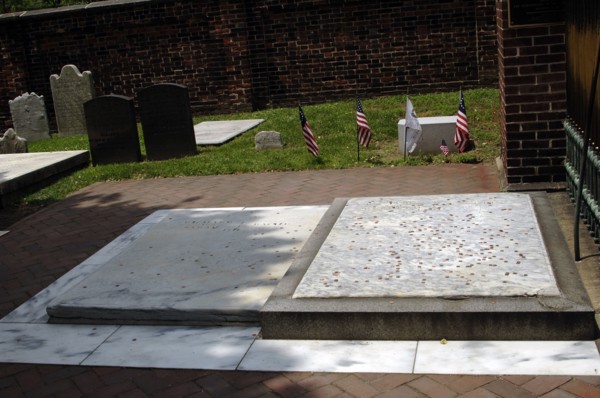 Tomb of Benjamin Franklin and his wife Deborah.