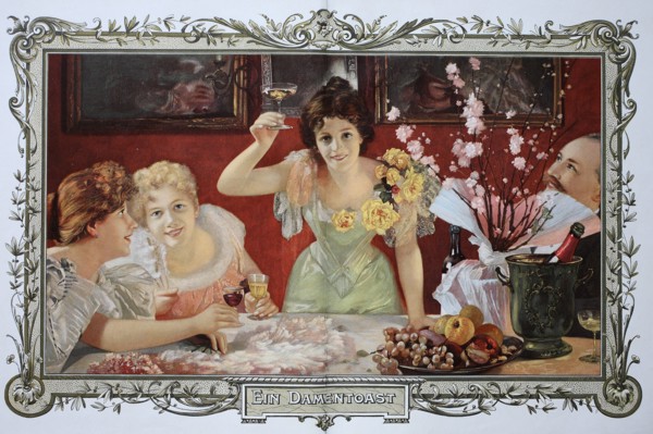 women drinking together cocktails at a party   /  Frauen trinken zusammen Cocktails auf einer Party