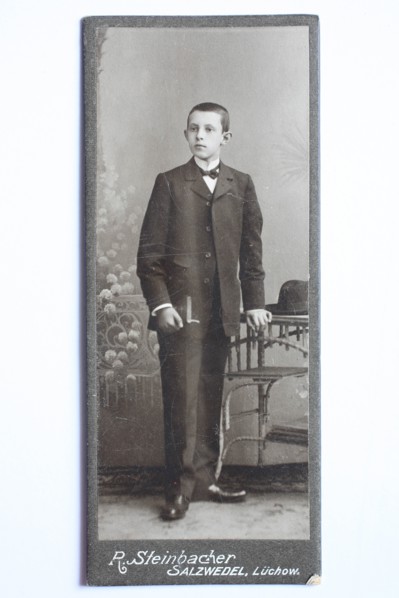 Junge nach der Konfirmation