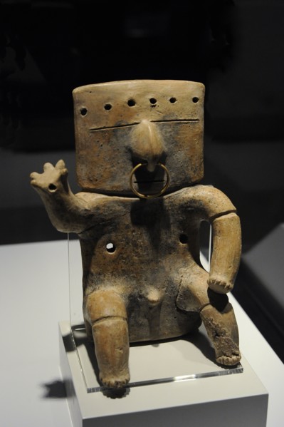 Seated human figure with tumbaga decoration