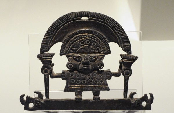 Pectoral pendant with depiction of the divinity