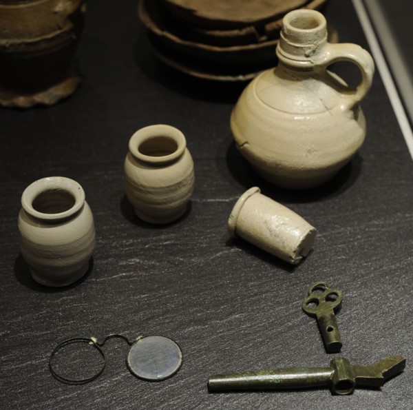 Group of ceramic objects belonging to a Beguine Community.