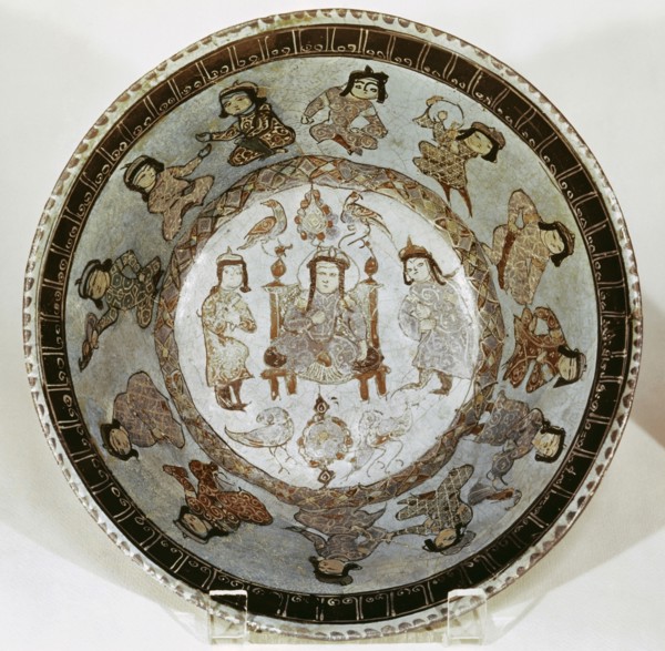 Figurative decoration of the interior of a cup.