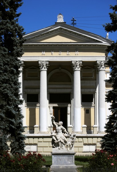 General view of the facade and copy of the sculptural group Laocoon.