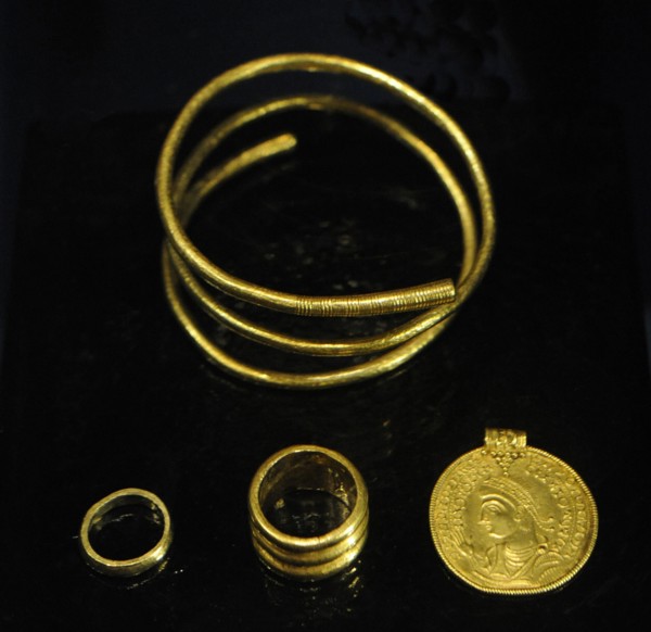 Gold jewelry found in a tomb of Tuna.