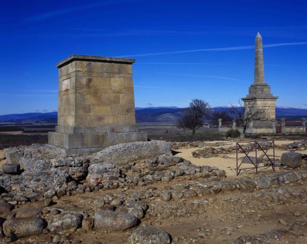 Ruins and the monolith of homage to the city.