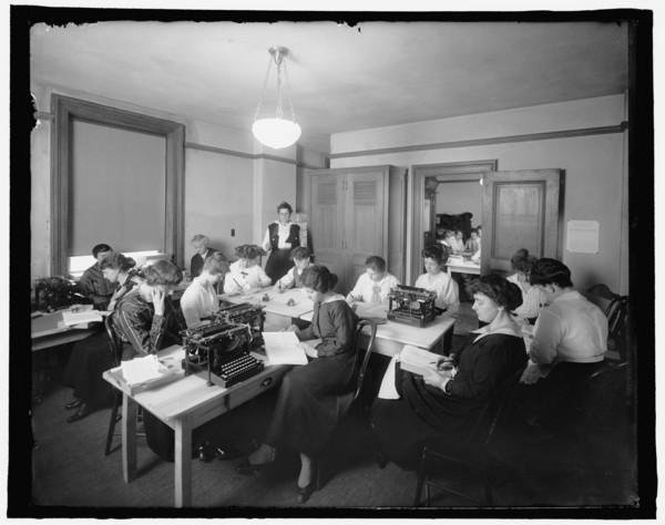 Between 1910 and 1920 - Office with women and typewriters