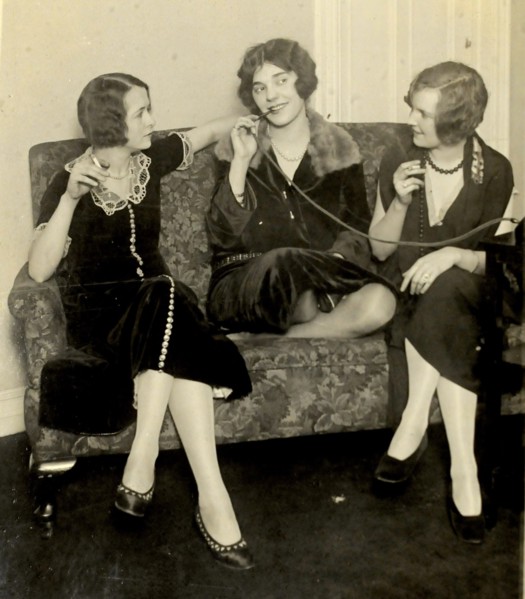 1920s - Women smoking