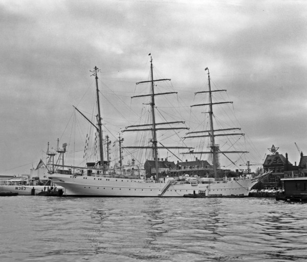 American sailing ship the Driemastbark 'Eagle' for a five-day visit in Amsterdam / Date July 8, 1963 Location Amsterdam, Noord-Holland.