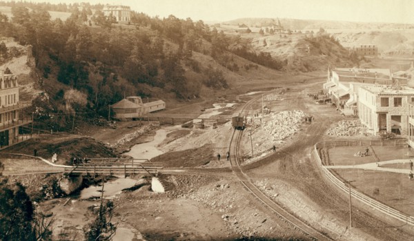 Hot Springs, S.D.' From the Fremont, Elkhorn and M.V. Ry. bridge looking north to Fred T. Evans residence and plunge bath 1891.