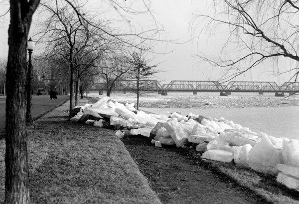 District of Columbia Parks - Ice jam off of Potomoc Park ca.1918 (Washington D.C. History) .