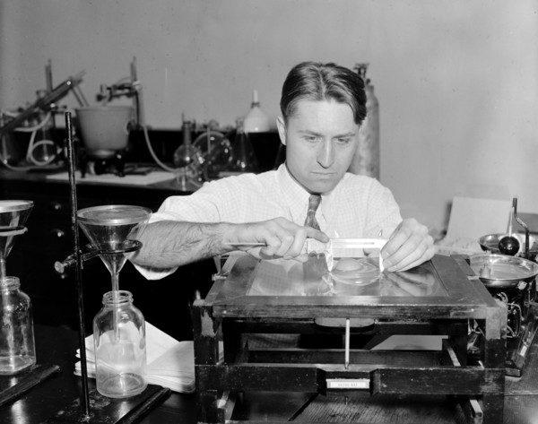 1939 - government experiments test the ability to make egg whites different colors.