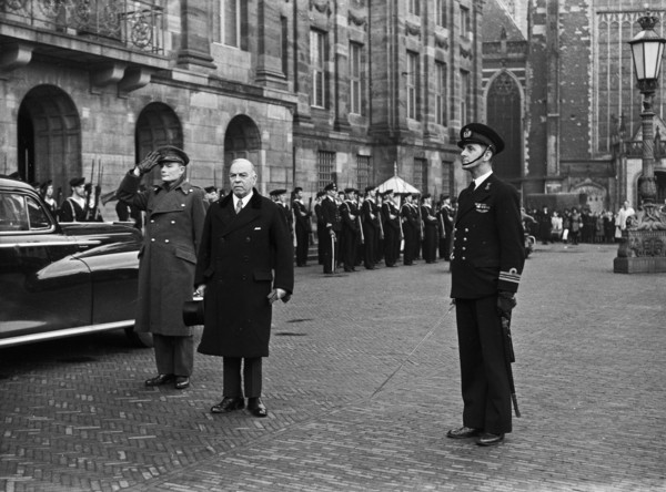 Mackenzie King in Amsterdam playing the national anthem / Date November 15, 1947 Location Amsterdam, Noord-Holland.