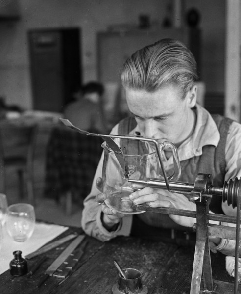 Workers in glass industry (inspecting glass) / Date November 18, 1947.