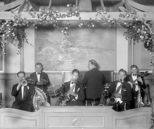 Venus Restaurant Orchestra