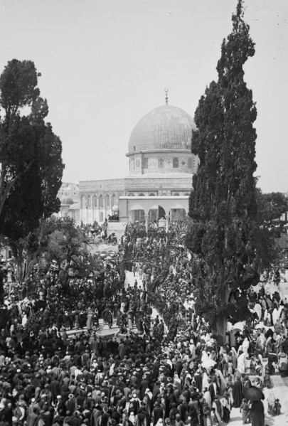 Nebi Moussa [i.e., Nebi Musa] crowd at Dome of the Rock, Jerusalem ca. between 1898 and 1946
