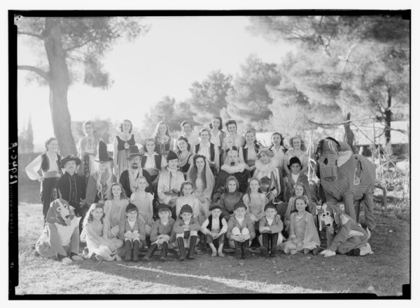 The pantomime group of the Jerusalem Dramatic Society, group photo ca. between 1940 and 1946